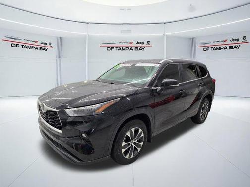 Midnight Black Metallic 2024 Toyota Highlander XLE