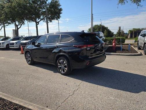 Midnight Black Metallic 2024 Toyota Highlander XLE