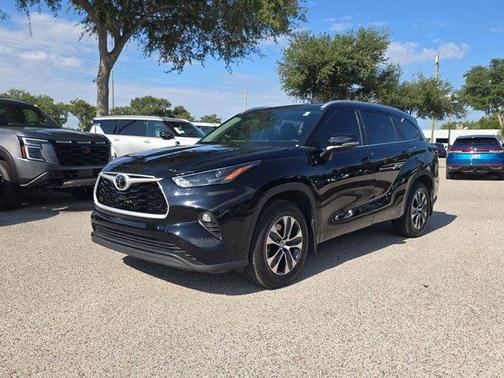 Midnight Black Metallic 2024 Toyota Highlander XLE