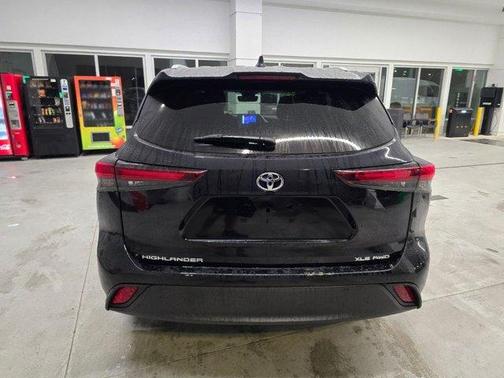 Midnight Black Metallic 2024 Toyota Highlander XLE