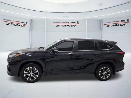 Midnight Black Metallic 2024 Toyota Highlander XLE