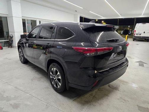 Midnight Black Metallic 2024 Toyota Highlander XLE