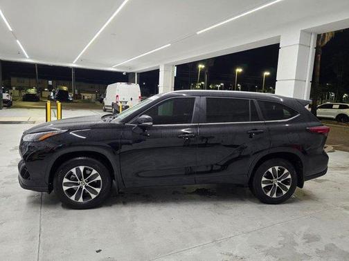 Midnight Black Metallic 2024 Toyota Highlander XLE