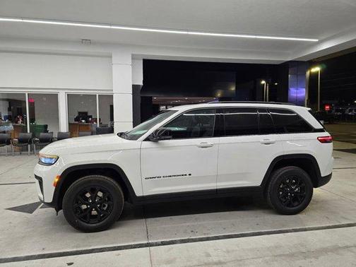 2026 Jeep Grand Cherokee Laredo