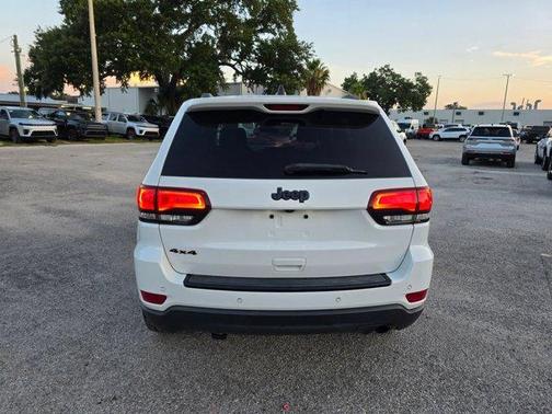 Bright White Clearcoat 2018 Jeep Grand Cherokee Upland