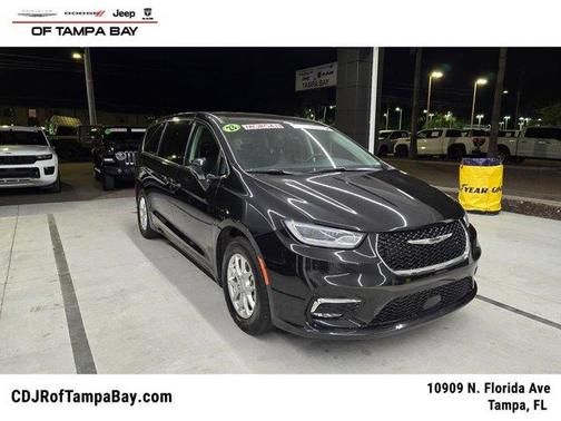 2023 Chrysler Pacifica Touring-L