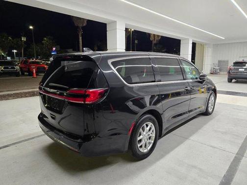 2023 Chrysler Pacifica Touring-L