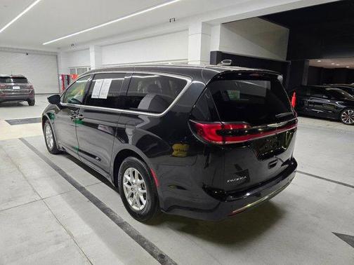 2023 Chrysler Pacifica Touring-L