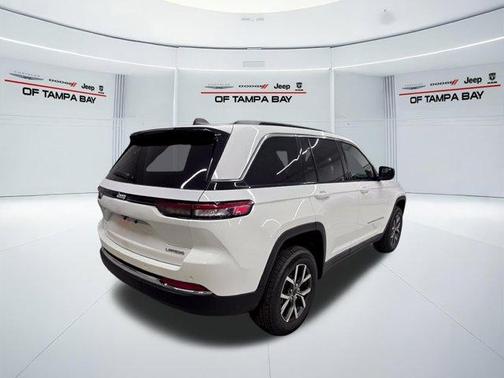 Bright White Clearcoat 2027 Jeep Grand Cherokee Laredo