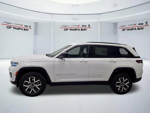 Bright White Clearcoat 2027 Jeep Grand Cherokee Laredo
