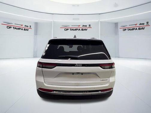 Bright White Clearcoat 2027 Jeep Grand Cherokee Laredo