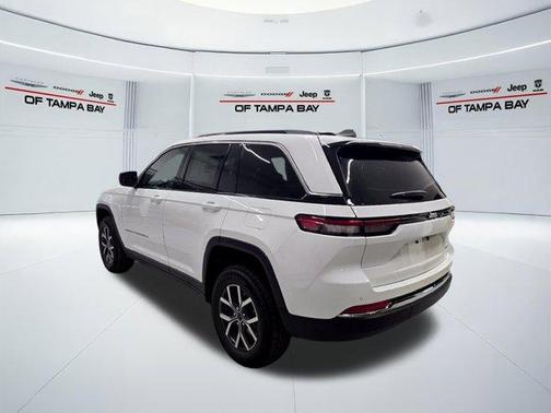 Bright White Clearcoat 2027 Jeep Grand Cherokee Laredo
