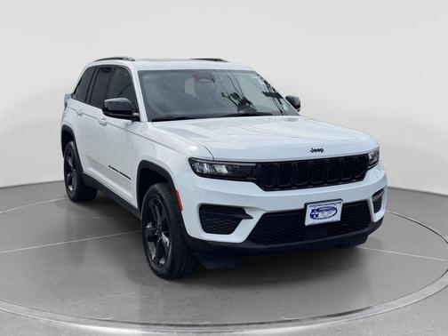 Bright White Clearcoat 2023 Jeep Grand Cherokee Altitude