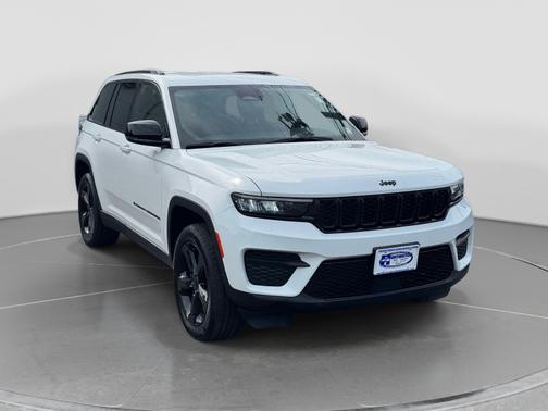 White/off-white 2023 Jeep Grand Cherokee Altitude X