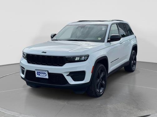 White/off-white 2023 Jeep Grand Cherokee Altitude X