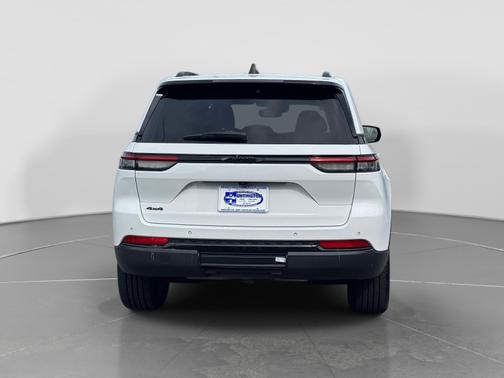 White/off-white 2023 Jeep Grand Cherokee Altitude X
