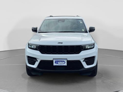 White/off-white 2023 Jeep Grand Cherokee Altitude X