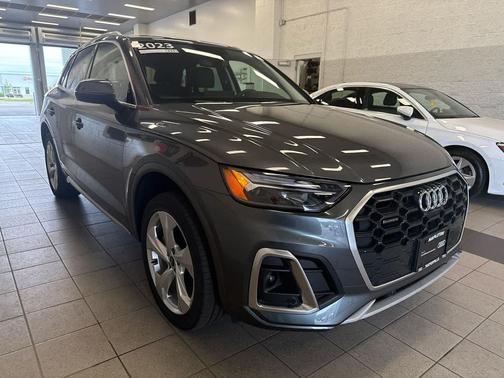 Daytona Gray Pearl Effect 2023 Audi Q5 45 S line Premium Plus