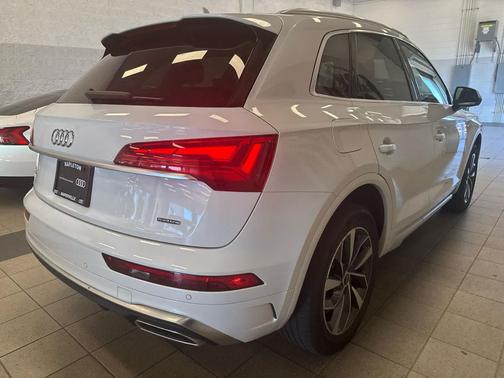Glacier White Metallic 2024 Audi Q5 45 S line Premium Plus