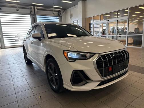 2022 Audi Q3 45 S line Premium