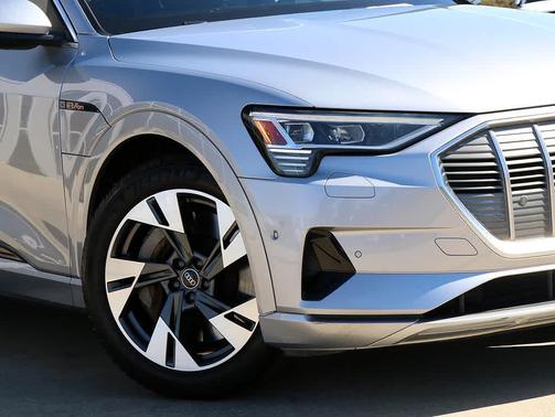 2022 Audi e-tron Premium Plus