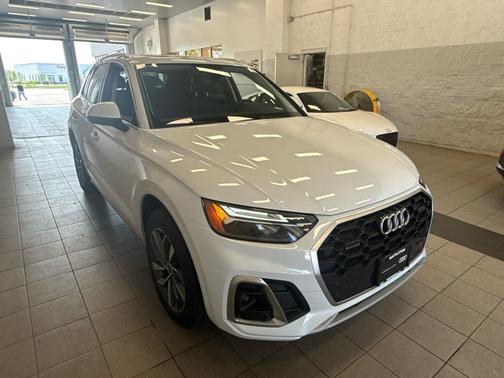 Glacier White Metallic 2023 Audi Q5 45 S line Premium