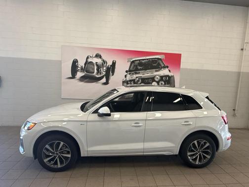 Glacier White Metallic 2023 Audi Q5 45 S line Premium