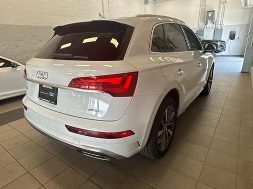 Glacier White Metallic 2023 Audi Q5 45 S line Premium