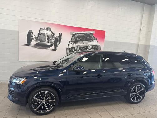 Waitomo Blue Metallic 2023 Audi Q7 55 Premium Plus