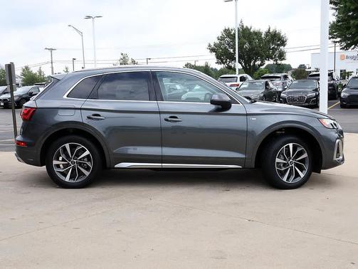 Daytona Gray Pearl Effect 2023 Audi Q5 45 S line Premium