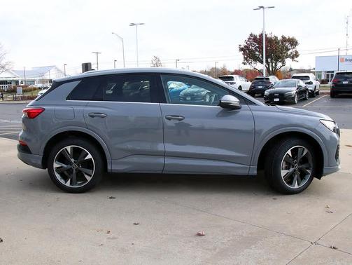 2022 Audi e-tron Premium Plus