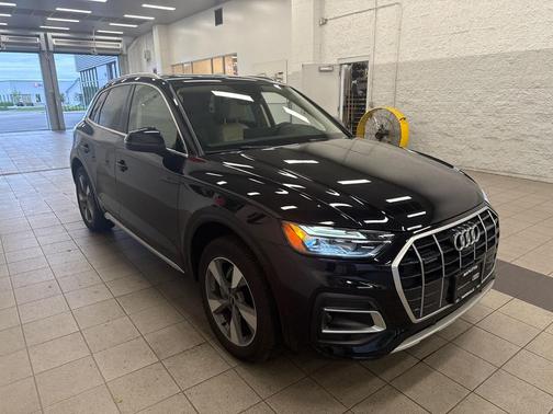 Mythos Black Metallic 2022 Audi Q5 40 Premium Plus