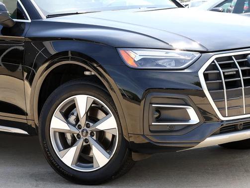 Mythos Black Metallic 2022 Audi Q5 40 Premium Plus