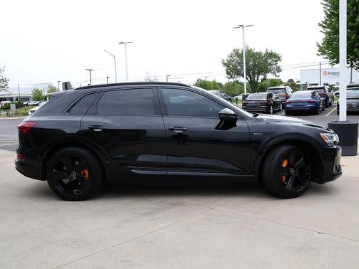Mythos Black Metallic 2023 Audi e-tron Premium Plus quattro