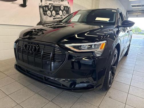 Mythos Black Metallic 2023 Audi e-tron Premium Plus quattro