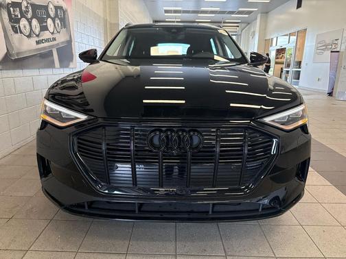 Mythos Black Metallic 2023 Audi e-tron Premium Plus quattro