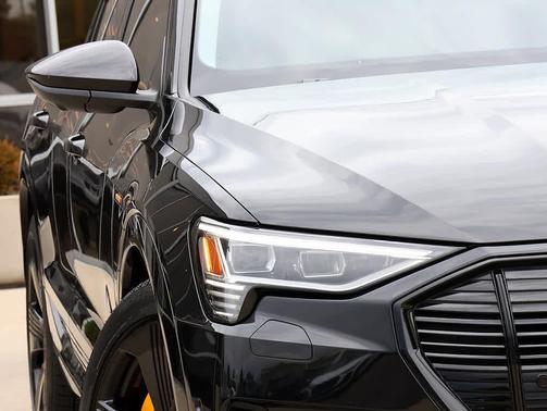 Mythos Black Metallic 2023 Audi e-tron Premium Plus quattro