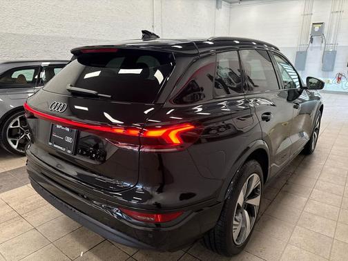 2025 Audi Q6 e-tron Premium quattro