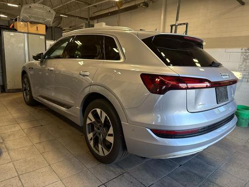2022 Audi e-tron Premium Plus