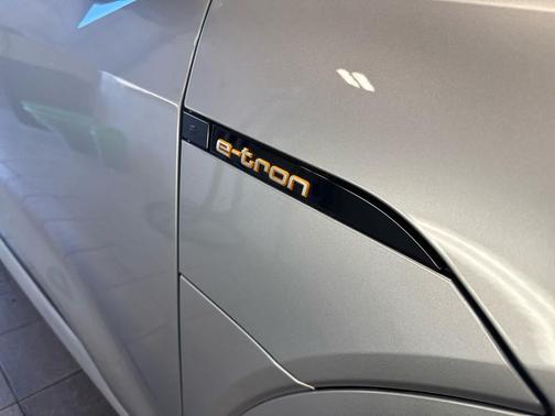 2022 Audi e-tron Premium Plus