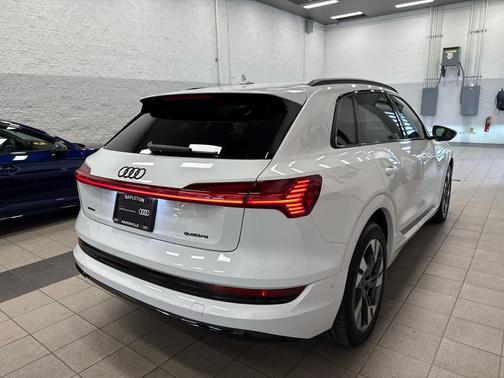 2022 Audi e-tron Premium
