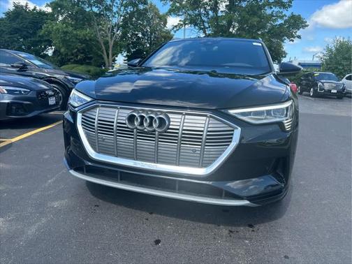 2022 Audi e-tron Premium Plus