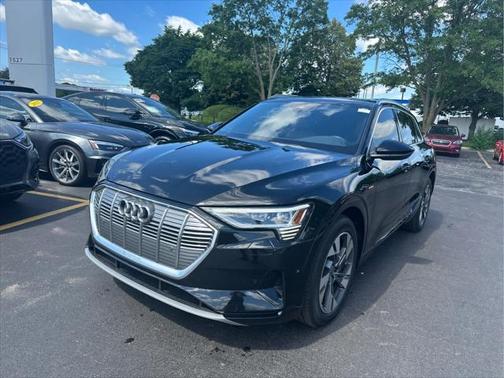 2022 Audi e-tron Premium Plus