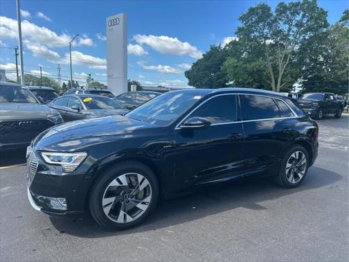 2022 Audi e-tron Premium Plus