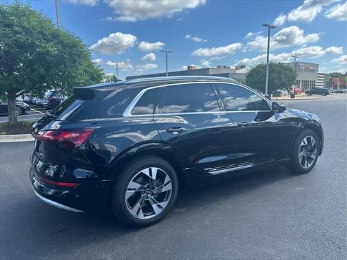 2022 Audi e-tron Premium Plus