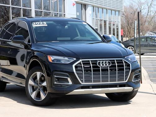 Mythos Black Metallic 2023 Audi Q5 40 Premium Plus