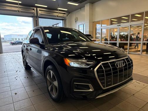 Mythos Black Metallic 2023 Audi Q5 40 Premium Plus