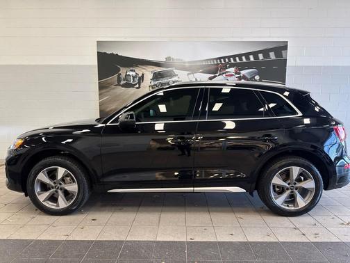 Mythos Black Metallic 2023 Audi Q5 40 Premium Plus