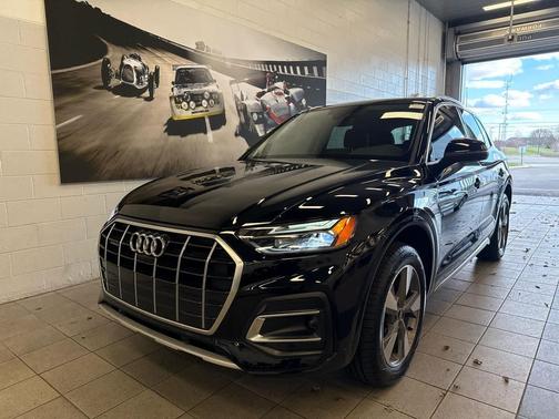 Mythos Black Metallic 2023 Audi Q5 40 Premium Plus