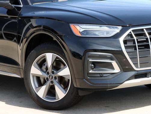 Mythos Black Metallic 2023 Audi Q5 40 Premium Plus
